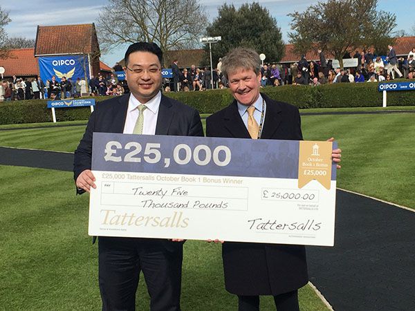 Dr Johnny Hon accepts his Â£25,000 winning cheque. 